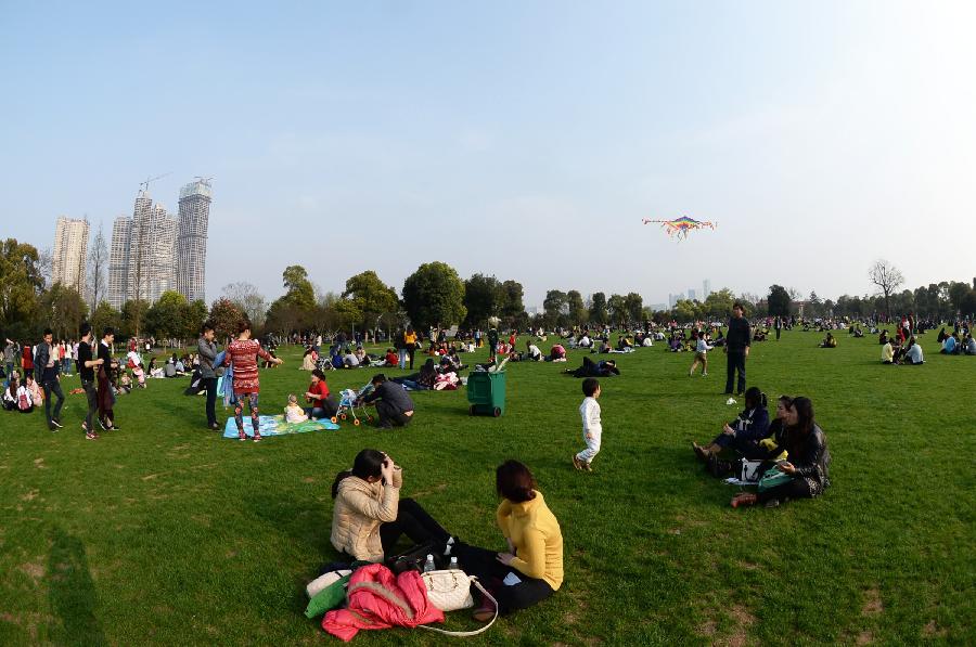游客在长沙湘江橘子洲景区游玩(3月21日摄)。近年来,湖南长沙以湘江保护和治理为核心,努力建设水生态文明。据悉,2013年,长沙列入全国首批水生态文明试点市,湖南省政府将湘江治理确定为“一号重点工程”。当地政府采取措施封堵排污口、关闭采砂厂、整治排污企业,使得湘江水质逐年提升。与此同时,长沙还以堤防和生态河道建设为基础,将防洪工程与城市建设、景观打造有力结合,积极打造滨水、亲水平台等市民休闲场所。目前,随着长沙湘江风光带的不断建设以及湘江长沙综合枢纽的建成蓄水,“山水洲城”的城市格局将更加凸显。 新华社记者 龙弘涛 摄