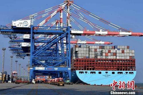 图为繁忙的厦门集装箱码头。<a target='_blank' data-cke-saved-href='http://www.chinanews.com/' href='http://www.chinanews.com/' _fcksavedurl='http://www.chinanews.com/'>中新社</a>记者 王东明 摄 图为繁忙的厦门集装箱码头。<a target='_blank' data-cke-saved-href='http://www.chinanews.com/' href='http://www.chinanews.com/' _fcksavedurl='http://www.chinanews.com/'>中新社</a>记者 王东明 摄