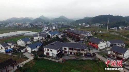 图为航拍下的贵州遵义枫香镇花茂村。当地以红色游、田园游、智慧游为主导,打造土坝—花茂—苟坝乡村旅游示范带,农民变商人,吃上“旅游饭”。 <a target='_blank' data-cke-saved-href='http://www.chinanews.com/' href='http://www.chinanews.com/' _fcksavedurl='http://www.chinanews.com/'>中新社</a>记者 瞿宏伦 摄 图为航拍下的贵州遵义枫香镇花茂村。当地以红色游、田园游、智慧游为主导,打造土坝—花茂—苟坝乡村旅游示范带,农民变商人,吃上“旅游饭”。 <a target='_blank' data-cke-saved-href='http://www.chinanews.com/' href='http://www.chinanews.com/' _fcksavedurl='http://www.chinanews.com/'>中新社</a>记者 瞿宏伦 摄
