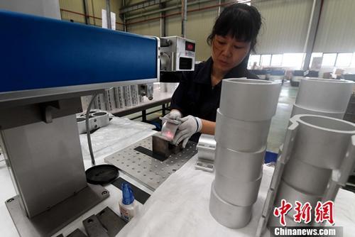 图为一家企业的工人正在对生产的汽车配件进行激光打字。 <a target='_blank' data-cke-saved-href='http://www.chinanews.com/' href='http://www.chinanews.com/' _fcksavedurl='http://www.chinanews.com/'>中新社</a>记者 张斌 摄 图为一家企业的工人正在对生产的汽车配件进行激光打字。 <a target='_blank' data-cke-saved-href='http://www.chinanews.com/' href='http://www.chinanews.com/' _fcksavedurl='http://www.chinanews.com/'>中新社</a>记者 张斌 摄